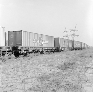 859245 Afbeelding van rongenwagens met containers van Sea-Land nabij de Waalhaven te Rotterdam.